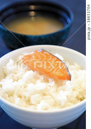おいしい鮭とご飯と味噌汁 38653704
