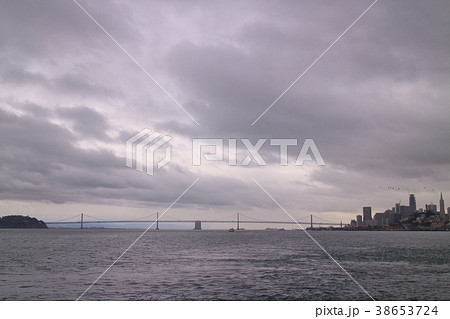 アルカトラズ島へ渡る船から見たサンフランシスコダウンタウンとベイブリッジ アルカトラズ島へ渡る船から見たサンフランシスコダウンタウンとベイブリッジ 38653724