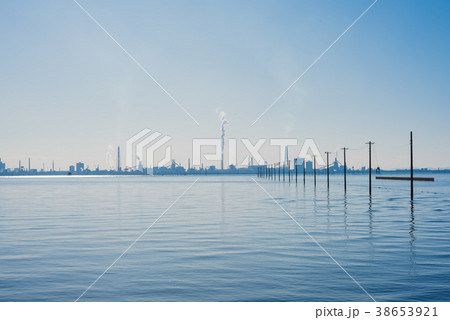 海の上に浮かぶ工場 38653921