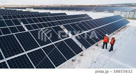 solar power station worker 38655632