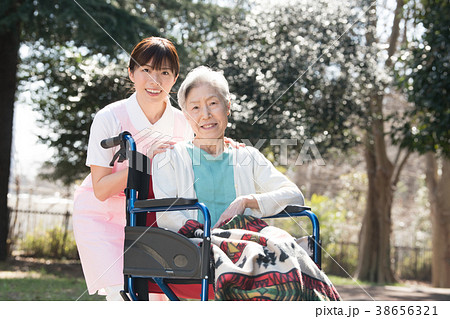 介護福祉士と車椅子のシニア女性 介護福祉士と車椅子のシニア女性 38656321