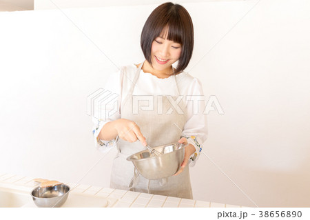 洋菓子作りイメージ かき混ぜ 38656890