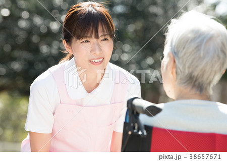 介護福祉士と車椅子のシニア女性 38657671