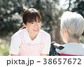介護福祉士と車椅子のシニア女性 38657672