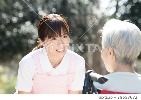 介護福祉士と車椅子のシニア女性 38657672