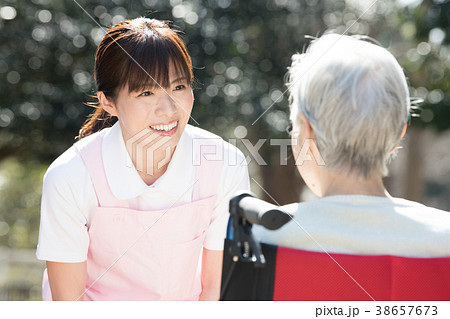 介護福祉士と車椅子のシニア女性 38657673