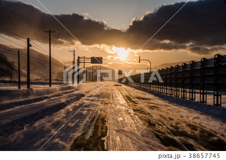 地吹雪の夕暮れ 38657745