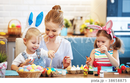 Happy easter! family mother and children paint eggs for   holida 38658875