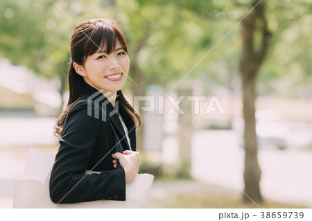 笑顔のビジネスウーマン 屋外 笑顔のビジネスウーマン 屋外 38659739