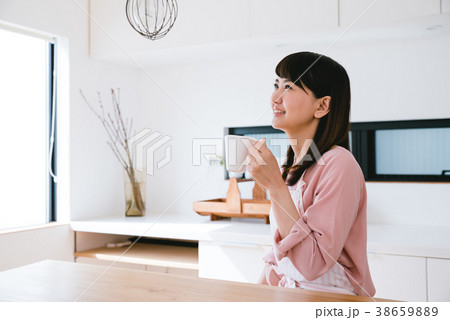 キッチンでコーヒーを飲む女性 キッチンでコーヒーを飲む女性 38659889