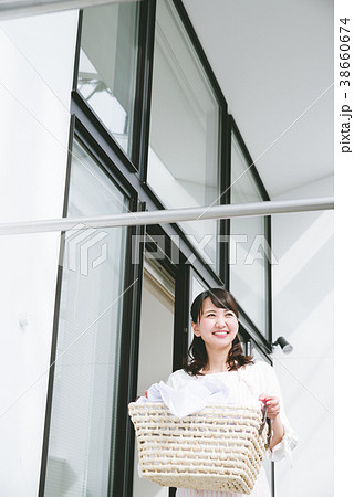 洗濯物を干す主婦 洗濯物を干す主婦 38660674