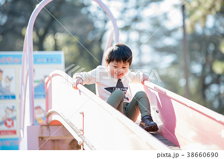 すべり台で遊ぶ男の子 38660690
