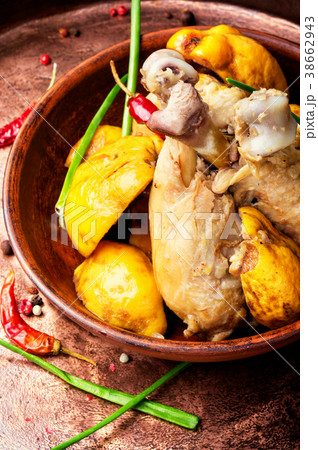 Saute with chicken and quince Saute with chicken and quince 38662943