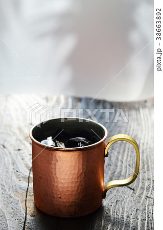 アイスコーヒー銅製マグカップの写真素材
