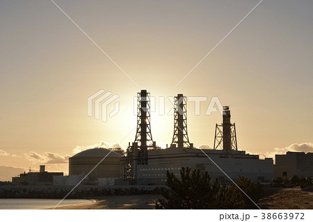夕暮れの発電所 38663972