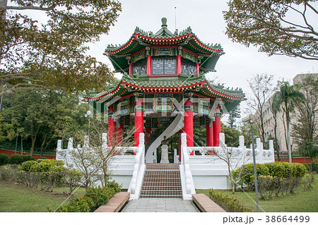 台湾　台北　中山区剣潭山　忠烈祠(ちゅうれつし)　山門右手の鐘鼓楼 38664499