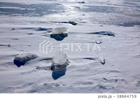 凍結した湖面に転がる氷塊 38664759