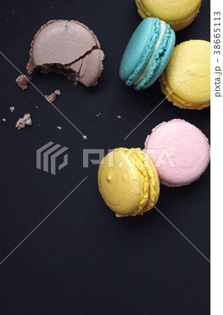 Flat lay pastel macaroons on dark background 38665113