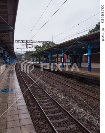 台湾・基隆市の八堵駅ホームとローカル線の電車 38665730