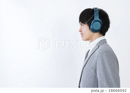 ヘッドフォンで音楽を聴く若い男性の写真素材
