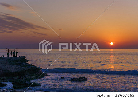【静岡県】伊豆で最古の白浜神社・海の鳥居・夜明け 【静岡県】伊豆で最古の白浜神社・海の鳥居・夜明け 38667065