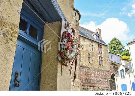 Wreath with red berries on a door 38667826