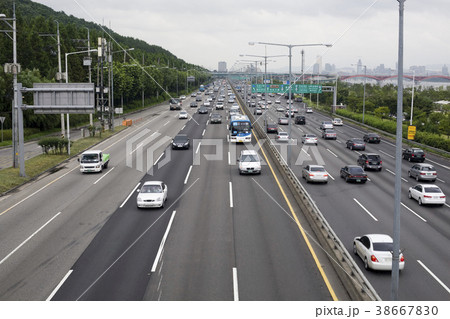 道路 乗用車 車 38667830