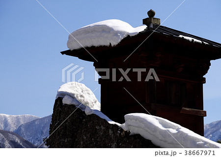 雪まだ残る初春の山寺 雪まだ残る初春の山寺 38667971