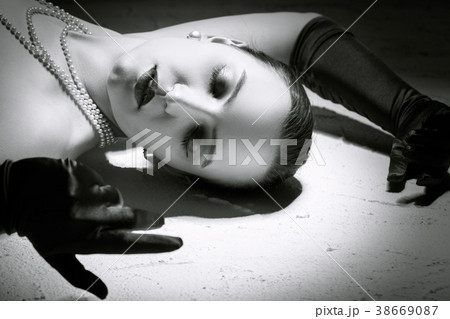 luxury retro woman 38669087