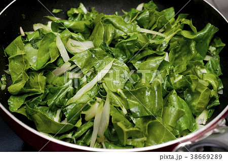 調理中 フダンソウのソテー 38669289