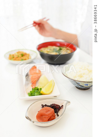 朝食を食べる女性 38669341