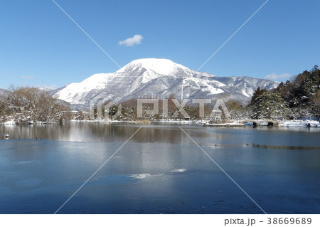 冬の三島池、伊吹山 38669689