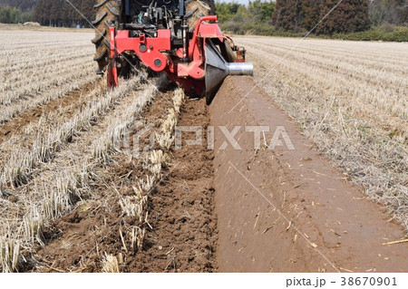 トラクター畦塗作業 トラクター畦塗作業 38670901