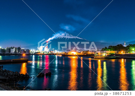 《静岡県》富士山を望む・田子の浦の夜景 38671253