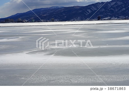 諏訪湖の御神渡り 38671863