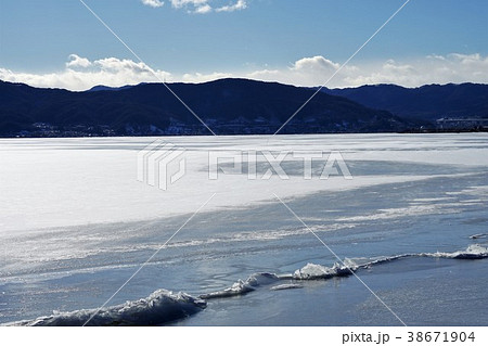 諏訪湖の御神渡り 38671904