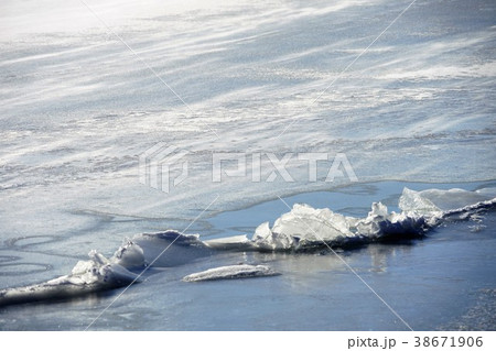 諏訪湖の御神渡り 38671906