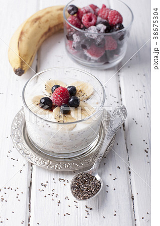 Smoothies with chia seeds   38675304