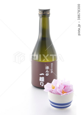 桜と日本酒 38678300