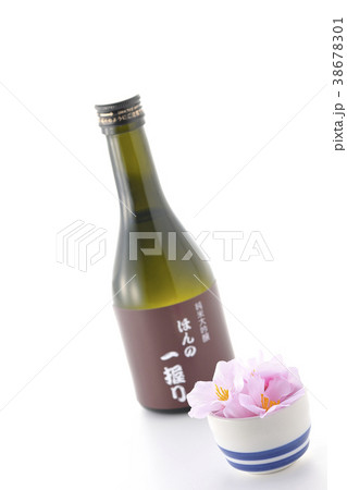 桜と日本酒 38678301