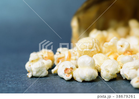 Caramel popcorn, close up 38679261