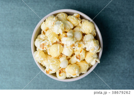 Caramel popcorn in a bowl 38679262