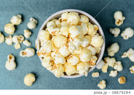 Caramel popcorn in a bowl 38679264