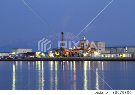 夕暮れの産業廃棄物処理場 夕暮れの産業廃棄物処理場 38679300