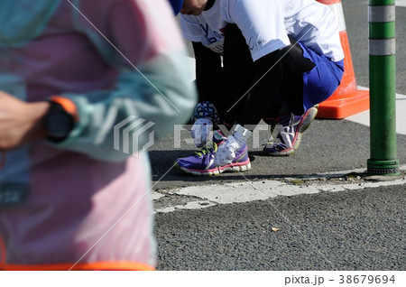 京都マラソン 靴の紐を締め直す 京都マラソン 靴の紐を締め直す 38679694