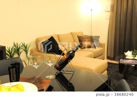 リビングルーム　夜 38680240