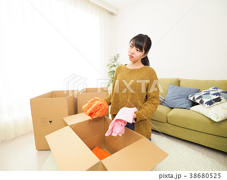 引越しの準備をする女性 引越しの準備をする女性 38680525