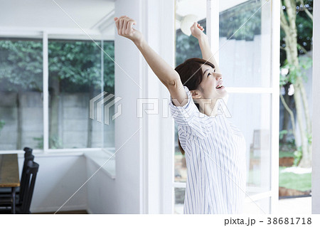 窓辺の女性 窓辺の女性 38681718