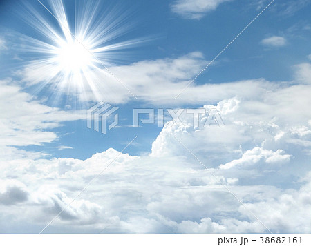 青空 太陽光 日差し 太陽 晴天 晴れの背景 入道雲のイラスト素材