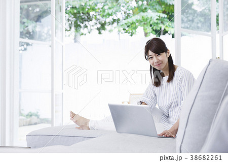 パソコンをする若い女性 パソコンをする若い女性 38682261